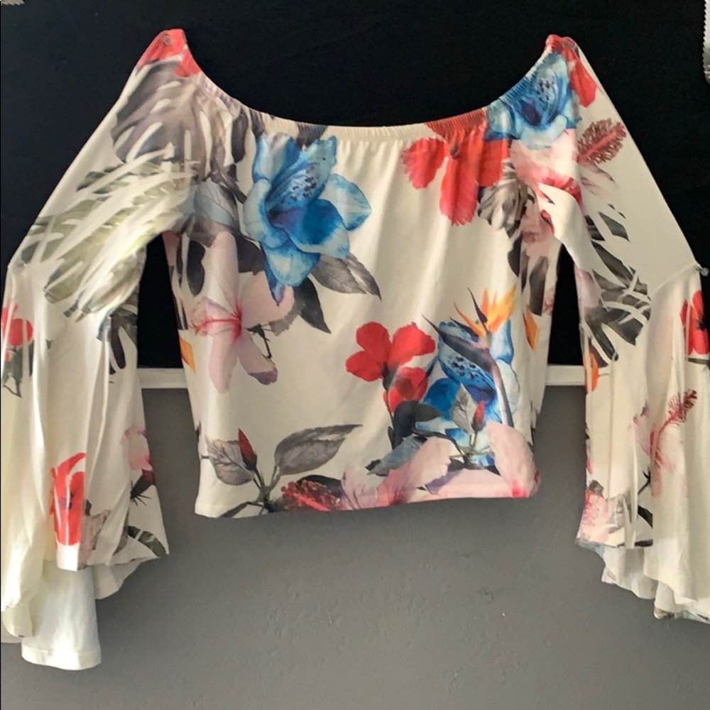 Cropped floral top with fringed sleeves.